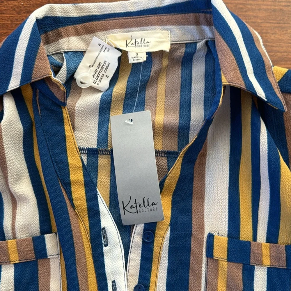 A cute casual shirt, dress, size small - Picture 3 of 5